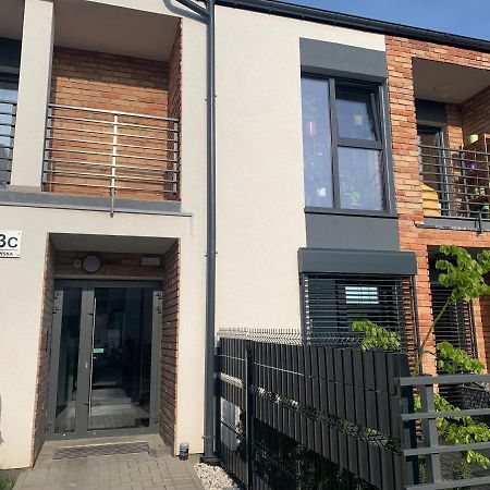 Klimatyzowany Apartament Z Miejscem Garazowym ゴジュフ・ヴィエルコポルスキ エクステリア 写真